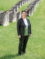 SVP-Politikerin Vroni Thalmann (48) bei der geschützten Panzersperre. (Bild: Roger Grütter (Flühli, 8. Juni 2017))