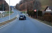 Der Unfallort auf der Pfaffnauerstrasse in Mehlsecken mit den beiden beteiligten Autos. (Bild: Luzerner Polizei)