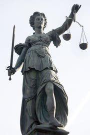 Die Justitia trägt eine Waage als Symbol für das richterliche Abwägen der Schuld (Symbolbild Keystone).