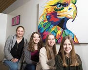 Von links: die Schülerinnen Larissa Jutzi, Chantal Schmid, Lorena Hurni und Antonia Furrer vor ihrem Kunstwerk. (Bild: Eveline Beerkircher (Schüpfheim, 21. März 2018))