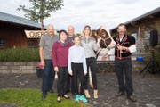 Die Spenderfamilie Schmid umrahmt von den Göttis Harry Knüsel (links) und Fabienne Bamert. Rechts im Bild: Züchter Josef Rölli mit Siegermuni Quercus. (Bild: PD/Tobias Meyer)