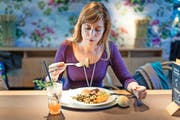 Blümchen auf der Tapete und nur Pflanzliches auf dem Teller beziehungsweise im Glas: Annette Wirthlin ernährte sich bei «Tibits» zwei Wochen lang vegan. (Bild Roger Grütter)