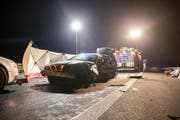 Der Fahrer konnte nur noch tot aus dem Unfallauto geborgen werden. (Bild: Freiwillige Feuerwehr Zug (Dietwil, 14. Januar 2018))