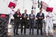 Schnipp, schnapp: Robert Küng, Regierungsrat Luzern, Daniel Gasser, Gemeindepräsident von Ebikon, Max Hess, Gemeindepräsident von Dierikon und Jan Wengeler, Center Manager (von links) durschneiden das Band zur Eröffnung. (Bild:)