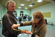 Schlicht zu gross für russische Original-Uniformen: Suworow-Darsteller Bernhard Fedier wird von Kostümbildnerin Bernadette Meier ausgemessen. (Bild Urs Hanhart/Neue UZ)