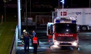 Feuerwehrleute nehmen den Löschschaum zusammen. (Bild: SFV/twitter.com)