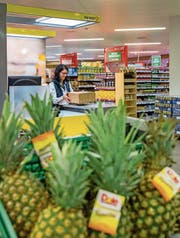 Die Spar-Angestellte Irma de Jong nimmt Pakete entgegen. (Bild: Philipp Schmidli (Luzern, 13. Oktober 2017))