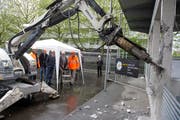 Ein Bagger beginnt mit dem Abriss des GIBZ-Gebäudes. (Bild Maria Schmid)