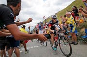 Der Luzerner Mathias Frank, im Bild in der 19. Etappe nach La Toussuire, erreicht Gesamtrang 8. (Bild: AP / Laurent Cipriani)