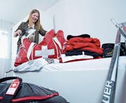 Die 16-jährige Rahel Enzler zu Hause in Unterägeri beim Packen.Bild: Maria Schmid (Unterägeri, 23. März 2017)