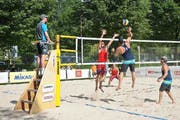 Auf dem Weg zum spektakulären Punktgewinn: US-Boy Derek Olson (rechts) versenkt den Ball gleich im gegnerischen Feld - und sichert sich mit Partner Hudson Bates einen Startplatz in der Qualifikation vom Mittwoch. (Bild: Boris Bürgisser/Neue LZ)