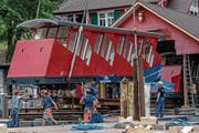 Ab dem 28. August wird die neue Bürgenstockbahn im Einsatz sein. Erst noch wurde sie nach Kehrsiten transportiert. (Bild: Nadia Schärli (12. Juni 2017))