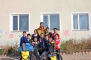 Jürg Burger mit Kindern des Hilfswerks Bayasgalant in der Mongolei. (Bild: PD)