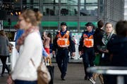 Eine Polizeipatrouille während des Blue Balls Festival gestern Nachmittag auf dem Europaplatz vor dem KKL. (Bild: Corinne Glanzmann/(LZ)