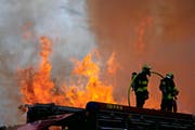 Aktiven Feuerwehrdienst, wie bei diesem Brand in Urswil am 15. September, leisten die wenigsten. Wer es nicht tut, muss zahlen. (Bild Dominik Wunderli)