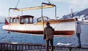 Die Vereinsmitglieder wassern das Schiff beim Seeplatz in Oberägeri ein. (Bild: Werner Schelbert (Oberägeri, 20. Dezember 2017))