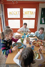 Kinder geniessen den Mittagstisch im Schulhaus. Familienergänzende Angebote sind nun in Obwalden weiterhin eine reine Gemeindeangelegenheit. (Bild: Corinne Glanzmann (Sachseln, 4. April 2017))