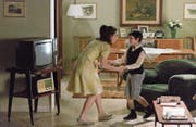 Der kleine Massimo (Nicolò Cabras) tanzt mit seiner Mutter (Barbara Ronchi) zum Beat. (Bild: Filmcoopi)