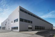 Die erweiterte Halle 7 der Ruag in Emmen bietet neu Platz für eine Oberflächenbehandlungsanlage, eine Lackieranlage sowie Büros und Besprechungsräume. (Bild: PD)
