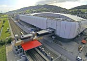 Die neue Passarelle verbindet die S-Bahn-Haltestelle Buchrain mit der Mall of Switzerland. (Bild: René Meier (Ebikon, 13. Juni 2017))