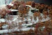 Modell des geplanten Novartis Ausbildungszentrums am Zugersee. (Bild: Stefan Kaiser / Neue ZZ)