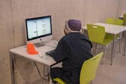 Im Untergeschoss gibt es mehrere Arbeitsplätze, die sich für Gruppenarbeiten, zum Lernen oder Hausaufgaben machen, anbieten. (Bild Benedikt Meier)