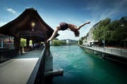 Ein junger Mann springt von der Spreuerbrücke in Luzern in die Reuss. (Bild: Pius Amrein / Neue LZ (Archiv))