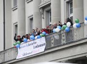 Der Zuger Kantonsrat hat gewählt: Manuela Weichelt ist neu Frau Landammann. Die Mitarbeiter der Direktion des Innern freuts. (Bild: Stefan Kaiser (Zug, 15. Dezember 2016))