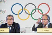 IOC-Präsident Thomas Bach und alt Bundesrat Samuel Schmid verkünden den Entscheid des Olympischen Komitees. (Bild: Jean-Christophe Bott/KEY (Lausanne, 5. Dezember 2017))
