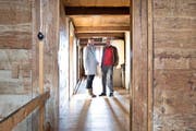 Petra Wey-Hofstetter von der Pflegschaft Heiligkreuz und Benno Baumeler, Stiftungsrat Pro Heiligkreuz, im ersten Stock des alten Pächterhauses. (Bild Manuela Jans-Koch)