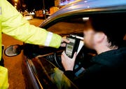 Alkoholkontrolle im Strassenverkehr: Ein Autofahrer beim tradtionellen Alkoholtest anlässlich einer Kontrolle der Polizei. (Bild: Keystone)