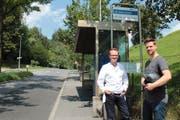 Dr. Peter Bertke (links) fährt mit dem Bus, während Marco Hänni bei schönem Wetter gerne mit dem Roller oder dem Velo zur Arbeit im privaten Zentrumsspital kommt.