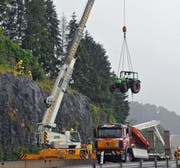Traktor durchbrach oberhalb der Autobahn A8 in Kägiswil/Sarnen im Gebiet Kernmatt ein Wand und stürzte Richtung darunterliegende Autobahn. (Bild: Robert Hess/Neue OZ)