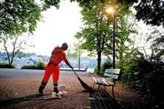 Albert Kreienbühl vom Strasseninspektorat beim Reinigen auf dem Luzerner Inseli. (Bild Corinne Glanzmann)