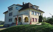 Das Schulhaus Matten in der Hünenberger Reussebene wurde 1933 durch den Zuger Architekten Emil Weber erbaut. Es wurde neu ins Inventar aufgenommen. (Bild: PD)
