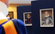 Höhepunkt der Schiess-Ausstellung im Chamer Mandelhof sind die 27 Porträts der Gardekommandanten. An der Vernissage letzte Woche waren uniformierte ehemalige Gardisten dabei.Bild: Werner Schelbert (Cham, 30. September 2016)