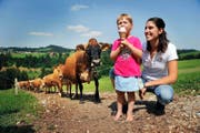 Selbst gemacht schmeckts am besten: Corinne Zemp und Tochter Salome kosten die hauseigenen Glacekreationen. (Bild Corinne Glanzmann)