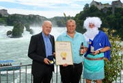 Neptun ist aus dem Rhein gestiegen und überreichte dem Geschäftsführer der Brauerei Baar, Martin Uster (Mitte), den Goldenen Wassertropfen. Ebenfalls zeichnete Matthias Hajenski, Geschäftsführer des Brau Ring in Deutschland, ein weiteres Mal die Brauerei Baar mit dem Qualitäts-Siegel aus. (Bild: PD)