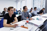Volle Konzentration: Eine Szene aus dem Unterricht im neuen Departement Informatik.Bild: Werner Schelbert (Rotkreuz, 21. Oktober 2016)