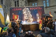 Die neue Plakette wurde am Samstag auf dem Luzerner Rathausplatz enthüllt. (Bild: Roger Grütter (11. November 2017))