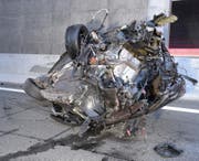 Das Auto wurde beim Aufprall total zerstört. (Bild: Luzerner Polizei (Horw, 2. November 2017))