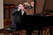 Am letztjährigen Lucerne Festival am Piano debutierte der Russe Pavel Kolesnikov, wie im Bild zu sehen, in der Lukaskirche. Im Jahr 2016 werden drei junge Pianisten russische Stücke spielen. (Bild: Peter Fischli / LUCERNE FESTIVAL)