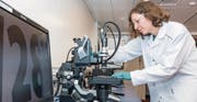 Mit Hilfe spezieller Instrumente wird im neuen Labor die Beschaffenheit von Tabletten untersucht. (Bild: MSD (Schachen, 22. März 2018))