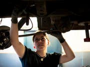 Gemäss der Gewerkschaft Unia bezahlen Frauen den höchsten Preis für die Rentenreform. Die Delegierten fordern daher eine Volksinitiative für Lohngleichheit. (Symbolbild) (Bild: Keystone/EPA MTI/BEA KALLOS)