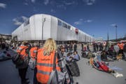 Die Mall of Switzerland wurde evakuiert und grossräumig abgesperrt. (Bild: Pius Amrein (Ebikon, 14. März 2018))