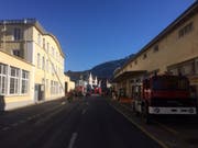 Die Feuerwehr Siebnen im Einsatz. (Bild: Kantonspolizei Schwyz (Siebnen, 27. Februar 2017))