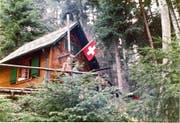 Oben: Albert Koch senior (rotes Hemd) vor dem Haus Rigiblick. Unten rechts: Albert Koch (wieder im roten Hemd) 1971 mit Gästen in der Waldhütte. Unten links: Ein Bagger reisst das Haus am 17. Mai 2016 ab. (Bilder PD/Pius Amrein)