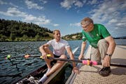 Bespricht sich noch kurz mit seinem litauischen Schützling, bevor dieser das Training auf dem Rotsee beginnt: der Luzerner Werner Zwimpfer (rechts) und der zweifache Skiff-Europameister Mindaugas Griskonis. (Bild Pius Amrein)
