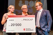 Deborah Bucher, Vorstandsmitglied Procap und Markus Schmid, Präsident Procap (Mitte) nehmen von Bruno Thürig, CEO OKB, den Scheck über 20'000 Franken entgegen. (Bild: Stefano Schröter (Sarnen, 21. August 2017))