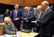 Der deutsche Finanzminister Wolfgang Schäuble, Euro-Gruppenchef Jeroen Dijsselbloem, der spanische Wirtschaftsminister Luis de Guindos, der italienische Finanzminister Pietro Carlo und EU-Kommissar für Wirtschaft und Währung Pierre Moscovici (von links nach rechts) beim gestrigen Treffen in Luxemburg. (Bild: Julien Warnand/EPA (Luxemburg, 9. Oktober 2017))
